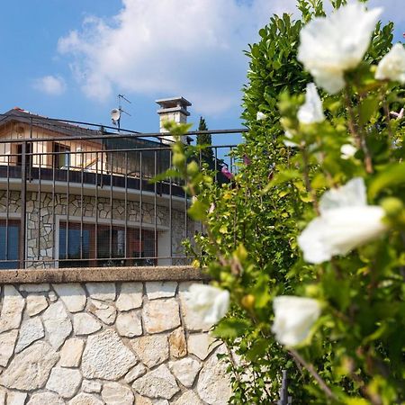Bed and Breakfast Il Sasso Bianco Comerio Esterno foto