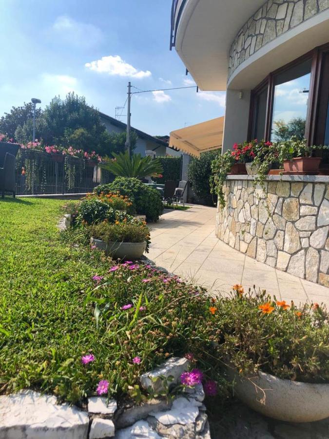 Bed and Breakfast Il Sasso Bianco Comerio Esterno foto