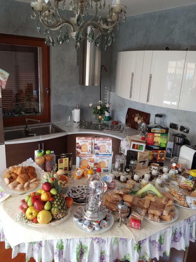 Bed and Breakfast Il Sasso Bianco Comerio Esterno foto
