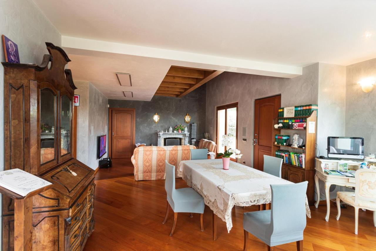 Bed and Breakfast Il Sasso Bianco Comerio Esterno foto