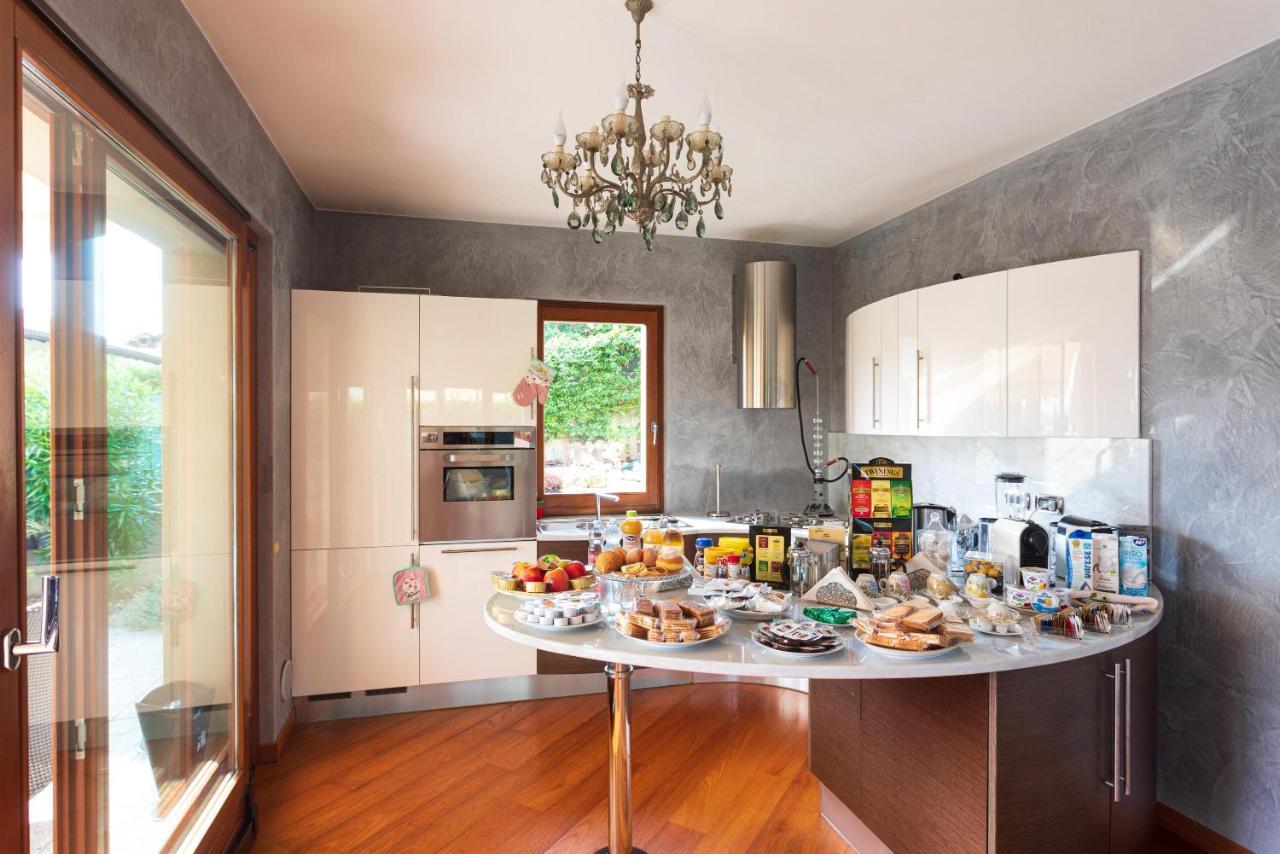 Bed and Breakfast Il Sasso Bianco Comerio Esterno foto