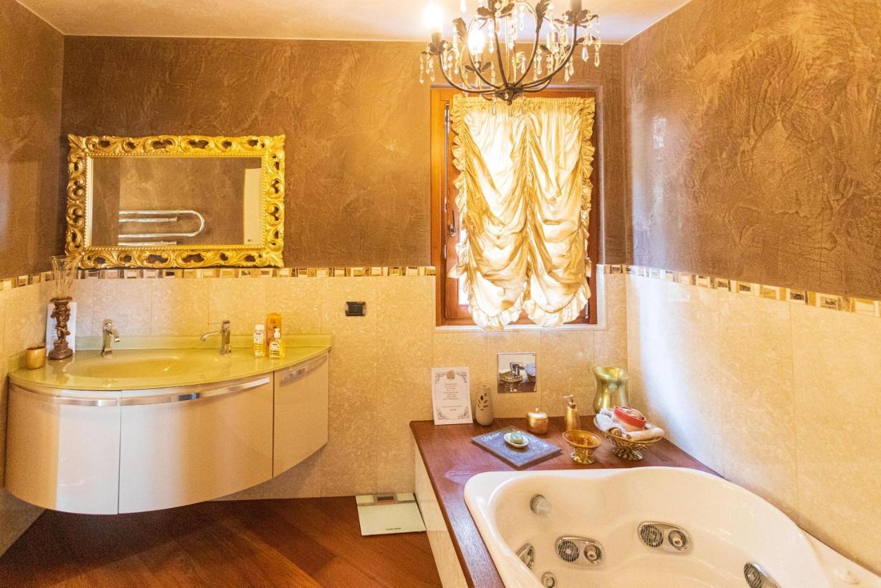 Bed and Breakfast Il Sasso Bianco Comerio Esterno foto
